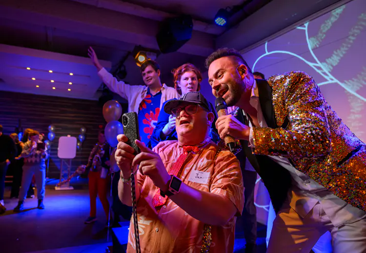 Zanger Menzo Kortland zorgde voor een geweldig optreden tijdens het galafeest van ABCDate.